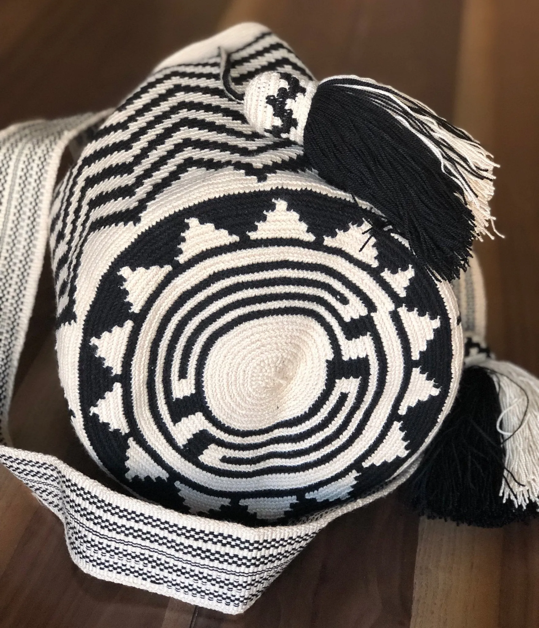 Chevron Perissa Beach Bags | Black and White Crochet Crossbody Bag - L