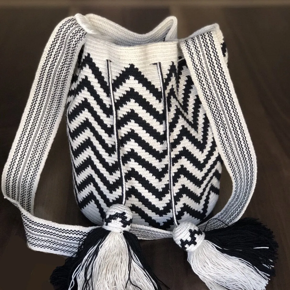 Chevron Perissa Beach Bags | Black and White Crochet Crossbody Bag - L