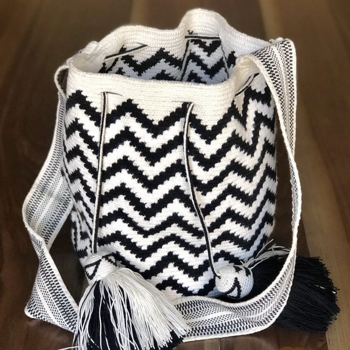 Chevron Perissa Beach Bags | Black and White Crochet Crossbody Bag - L